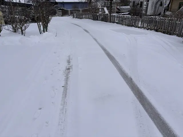 Schneefahrbahn auf vielen Straßen, obwohl die Einsatzkräfte seit dem frühen Morgen im Räumeinsatz sind. Teils waren die Straßen nur eine Stunde nach der ersten Räuming bereits wieder verschneit. | Foto: MeinBezirk