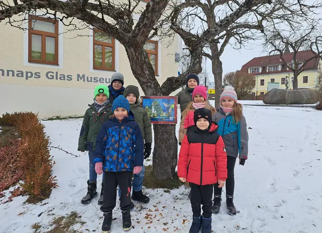 Emil, Daniel, Nikol, Nick, Niklas, Paulina, Leon und Lea freuten sich über Abwechslung in den Weihnachtsferien und lasen mit Begeisterung die heurige Geschichte vom Weihnachtspfad. | Foto: Gemeinde
