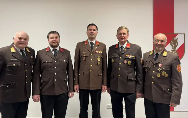 BFK OBR Klaus Portenkirchner, BGM Bernhard Auernigg, OFK HBI Michael Unterberger, OFK-Stv. OBI Georg Dürlinger, AFK BR Franz Eder. | Foto: FF Piesendorf