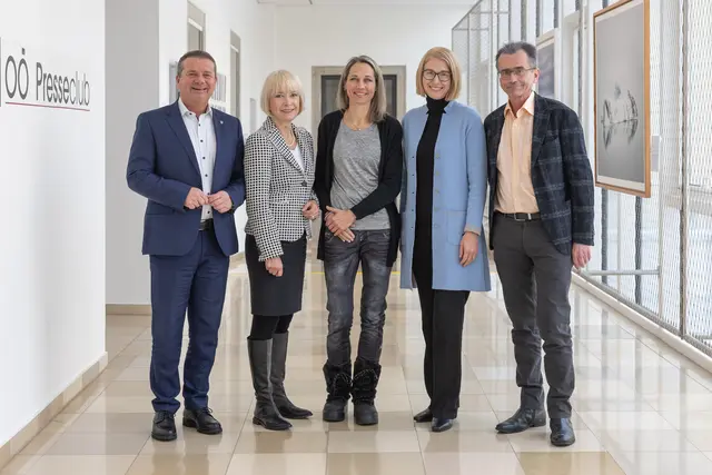 Über den Start der Patientenbetreuung im PVZ Ansfelden Haid freuen sich Christian Partoll, Bürgermeister Ansfelden, Ursula Krepp, Vorsitzende des Landesstellenausschusses der ÖGK in Oberösterreich, Katharina Mitter vom Ärztinnenteam des PVE Ansfelden-Haid, Gesundheitslandesrätin und Landeshauptmann-Stellvertreterin Christine Haberlander und Peter Niedermoser, Präsident der Ärztekammer für Oberösterreich (v. l.).
 | Foto: Land OÖ/Guggenberger