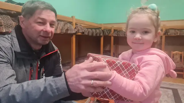 Norbert Reisegger beim Verteilen der Pakete. | Foto: Matthias Fürk