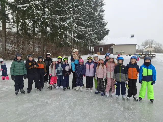 Der ESV Deutsch Minihof lud die Schüler der Volksschule Mogersdorf zum Eislaufplatz ein.  | Foto: Naturparkschule VS Mogersdorf