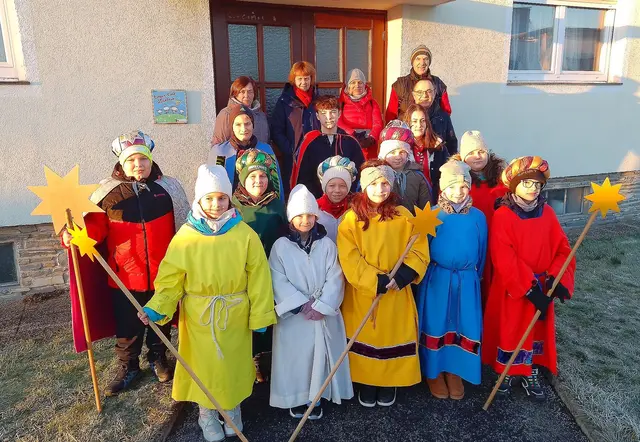 Die Neuberger Sternsinger vor dem Abmarsch beim Pfarrhof. | Foto: Karl Knor