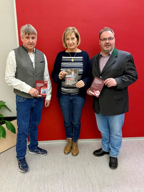 Die SPÖ-Bezirkskandidaten für die bevorstehende Landwirtschaftskammerwahl Martin Oberfeichtner, Sigrid Rogetzer und Andreas Mekis stellen sich vor. | Foto: M. Friesenbichler