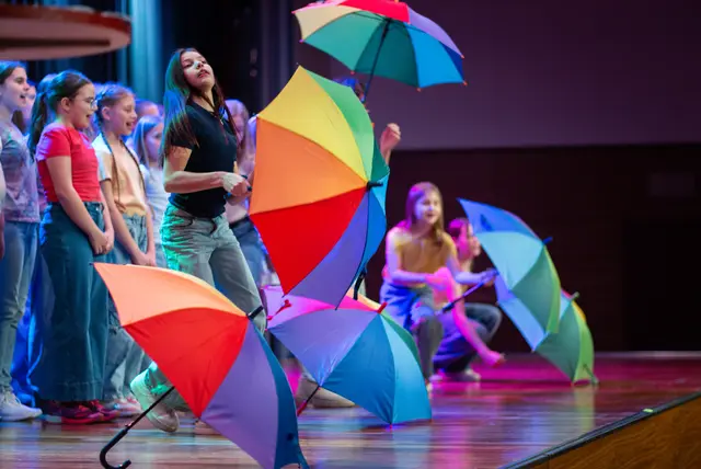 Eröffnung des Abends mit Tanz und Musik. | Foto: Santrucek