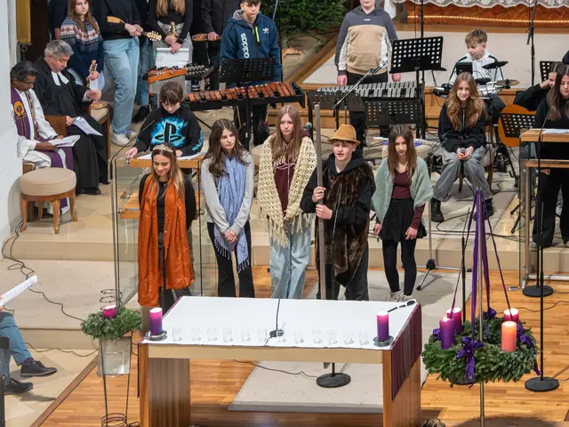 Die Schülerinnen und Schüler der Musik-Mittelschule Großpetersdorf begleiteten die ökumenische Andacht mit Musik und Schauspiel. | Foto: Musik-Mittelschule Großpetersdorf
