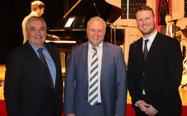 Bürgermeister Stefan Weirather (Mitte) führte in seiner Neujahrsansprache ausführlich aus, was stadtpolitisch erreicht wurde und geplant ist. Links der scheidende Stadtamtsdirektor Martin Schönherr, rechts der neue Alexander Zanon | Foto: Tatschl