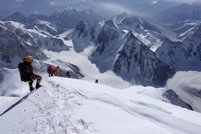 Bergsteiger im Abstieg vom Gipfel des K2 | Foto: Privat