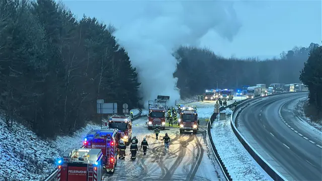 Die Aufräumarbeiten waren um 10.30 Uhr weiterhin im Gange, Schneider schätzte, dass sie noch bis in die späten Nachmittagsstunden des Freitags andauern dürften. | Foto: Doku NÖ