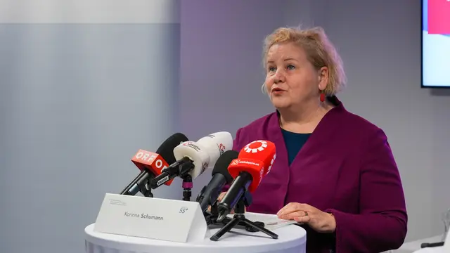 Arbeitsministerin Korinna Schumann (SPÖ) stellte eine neue Aktion vor, die Perspektiven für ältere Arbeitslose schaffen sollen.  | Foto: Andreas Pölzl/MeinBezirk