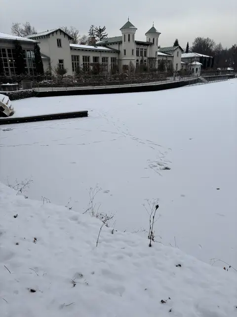 Am Freitag fand eine weitere Testbohrung statt; ein bisschen muss die Eisdecke noch wachsen.  | Foto: MeinBezirk/Markus Kropac
