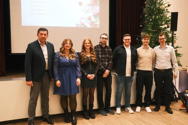 Lehrabschluss-Ehrung: Geschäftsführer T. Friedl, S. Dichtl, M.-E. Döbler, A. Andorfer, R. Niemetz, J. Wimeder, Lehrlingsausbilder C. Steibl. | Foto: Weyland