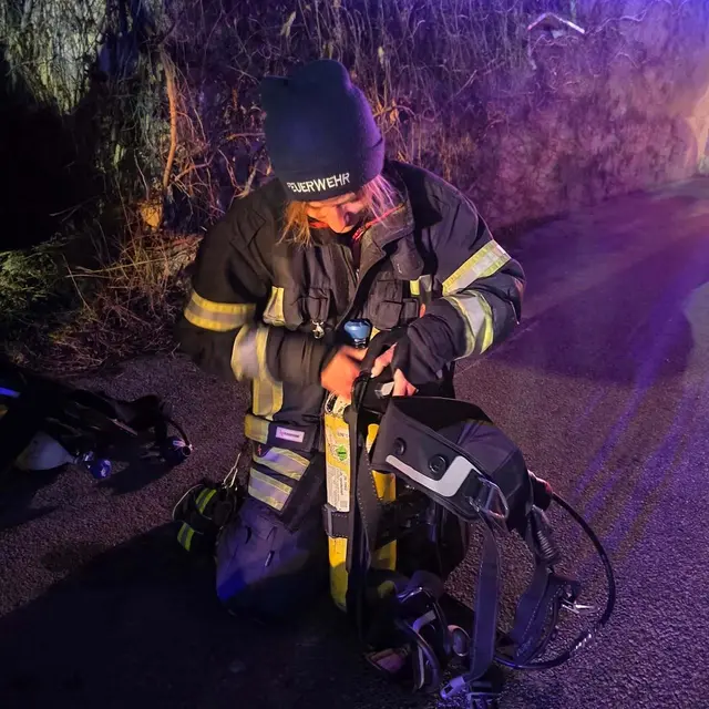 Die Freiwillige Stadtfeuerwehr Eisenstadt sowie die Freiwillige Feuerwehr Kleinhöflein standen mit 30 Feuerwehrleuten bei dem Brand im Einsatz.  | Foto: FF Eisenstadt
