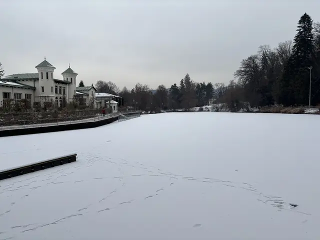 Noch ist der Hilmteich im Winterschlaf, schon bald soll hier eisgelaufen werden.  | Foto: MeinBezirk/Markus Kropac