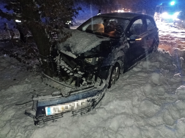 Ein Flachgauer verlor bei den Witterungsverhältnissen auf der Straße die Kontrolle über sein Fahrzeug.  | Foto: Rotes bayerisches Kreuz