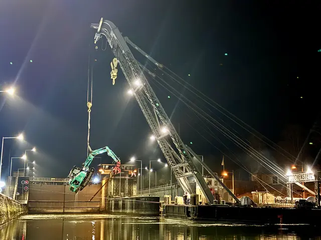 Aus der Donau holte den Bagger der 100-Tonnen Schwimmkran "Jochenstein", der gerade zu Revisionsarbeiten der linken Schleusenkammer direkt neben der Unglücksstelle eingesetzt war. | Foto: FF Engelhartszell