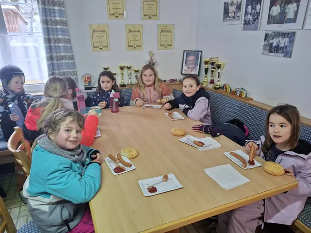 In der Eislaufhütte konnten sich die Kinder bei Würstl und Getränken aufwärmen.  | Foto: Naturparkschule VS Mogersdorf