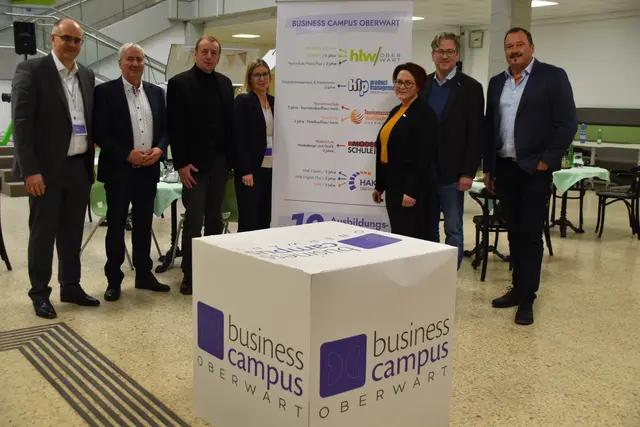 Einige Ehrengäste schauten vorbei: Direktor Andreas Lonyai, Vizebürgermeister Michael Leitgeb, Landtagsabgeordneter Christian Drobits, Bereichsleitung Elisabeth Pichler, Wirtschaftskammer-Regionalstellenobfrau Tanja Stöckl, Wirtschaftskammer-Regionalstellenleiter Christoph Winkler und Edmund Artner (ÖGB-Regionalsekretär) | Foto: MeinBezirk/Michael Strini