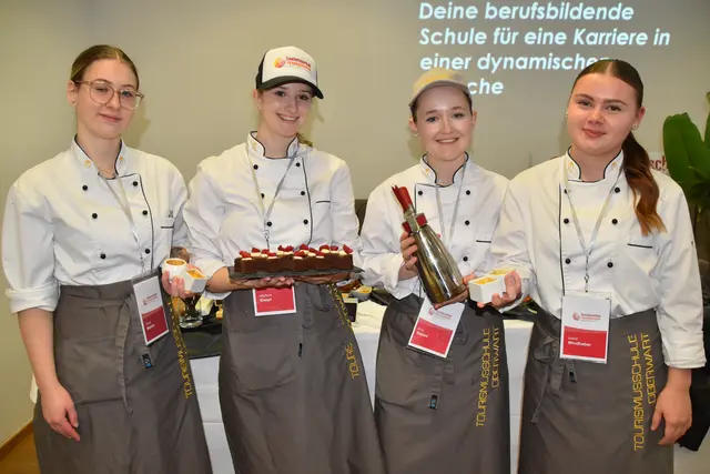 Doren Marics, Madlen Knopf, Irina Aspan und Isabel Windhaber sorgten für Süßes mit Sahne. | Foto: MeinBezirk/Michael Strini