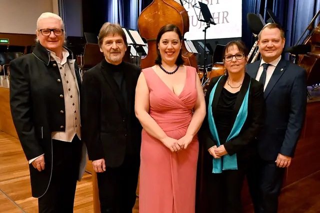 Vizebürgermeister Peter Spicker, Dirigent Willi Zwittkovits, Sopranistin Katharina Jing An Gebauer, Orchester-Obfrau Cornelia Freisinger und Bgm. Christian Samwald. | Foto: Kristin Stocker/Stadtgemeinde Ternitz