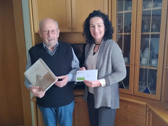 Jubilar Roman Spitzer mit Ortschefin Waltraud Ungersböck. | Foto: Marktgemeinde Scheiblingkirchen-Thernberg