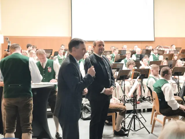 Grußworte vom Hausherr Bürgermeister Karl Heinz Schuster und Obmann Stv. Richard Schmid vom Blasmusikverband Steiermark  | Foto: Günther Koch 