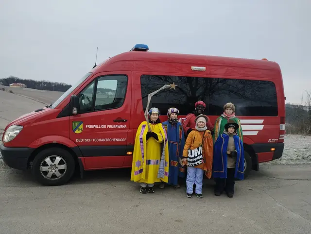 In die Deutsch Tschantschendorfer Bergen wurden die Sternsinger mit dem Feuerwehrauto transportiert. | Foto: Pfarre Deutsch Tschantschendorf