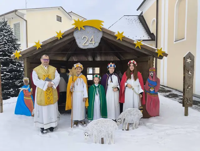 Die Tobajer Sternsinger vor der Pfarrkirche. | Foto: Pfarre Tobaj