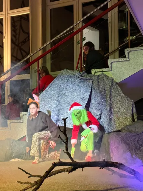 Die Theatergruppe der Mittelschule brachte den "Grinch" auf die Bühne. | Foto: MS Krottendorf