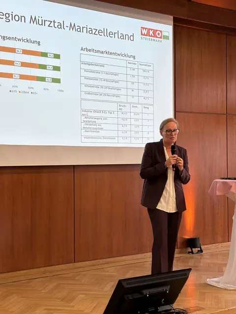 Regionalstellenleitern Martina Romen-Kierner präsentierte Zahlen- und Datenmaterial aus dem Bezirk.