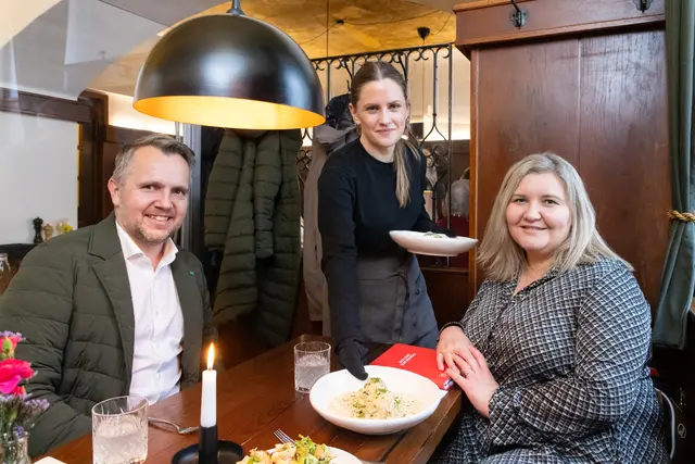 Jahresauftakt im Mohrenwirt: Zane Klavina (Mitte) verwöhnte Michael Feiertag und Martina Maros-Goller mit steirischen Köstlichkeiten. | Foto: Konstantinov