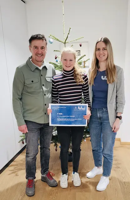 Landesrat Martin Zauner im Bild mit Triathletin Linda Hehenwarter und ULSZ-Geschäftsführerin Sabrina Rohrmoser bei der Spendenübergabe.  | Foto: ulszrif