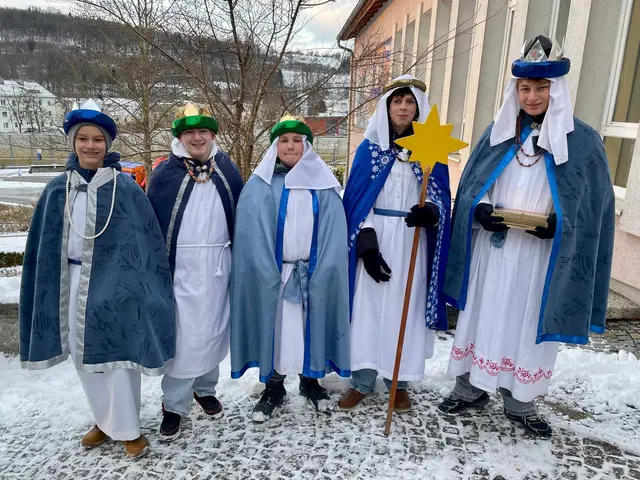 Auch Jugendliche übernahmen Verantwortung: Mehrere bereits gefirmte Jugendliche begleiteten die Gruppen, zudem engagierten sich neun Firmlinge erstmals aktiv bei der Aktion. | Foto: Pfarrgemeinde Bad Schallerbach