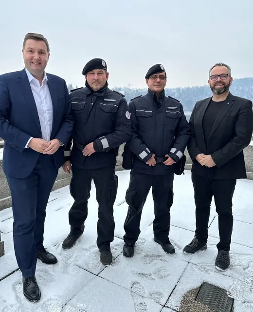 Stadtrat Michael Raml (l.) und Helmut Haas (r.), Geschäftsführer des Linzer Ordnungsdienstes danken den beiden Mitarbeitern Guido Ebner (2.v.l.) und Puyan Naserbacht (2.v.r.) für ihr beherztes Eingreifen.  | Foto: Ordnungsdienst/privat