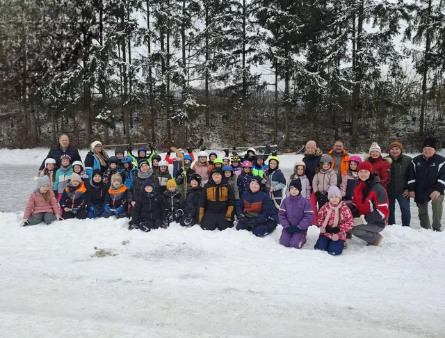 Unterricht einmal anders: Die Volksschule Mogersdorf machte am Freitagvormittag einen Ausflug auf dem Eislaufplatz in Deutsch Minihof.  | Foto: Naturparkschule VS Mogersdorf