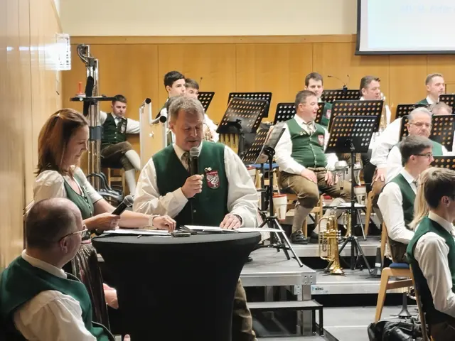 Die Obleute verkünden die Ehrungen... | Foto: Günther Koch 