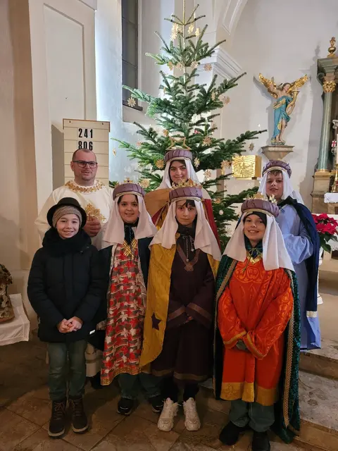 Sternsinger in der Rauchwarter Kirche mit Pfarrer Kurt Aufner. | Foto: Pfarre St. Michael