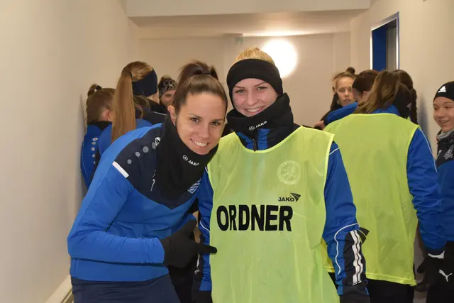 Gut gelaunt: Toptorjägerin Lilla Sipos und "Ordnerin" Bianca Gröller | Foto: MeinBezirk/Michael Strini