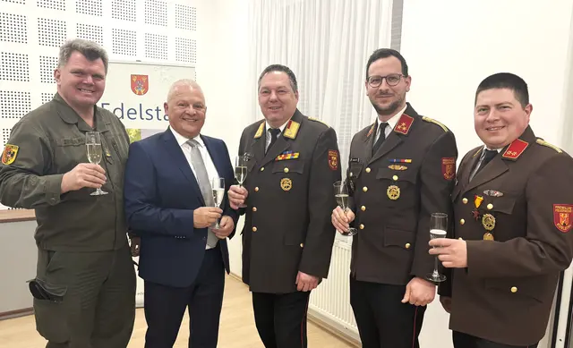 Oberst Markus Ziegler, Bürgermeister Gerald Handig, ABI Thomas Frey, HBI Philipp Handig, und OBI Markus Thaller | Foto: Gemeinde Edelstal