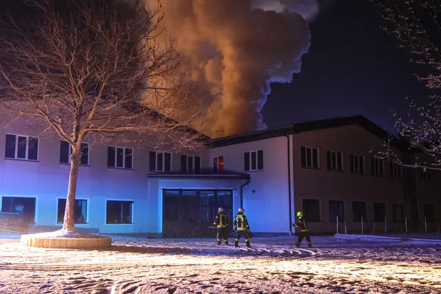 14 Feuerwehren waren bei einem Brand in einem Kirchhamer Unternehmen im Einsatz. | Foto: laumat/Matthias Lauber
