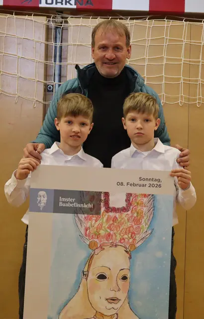 Die Zwillinge Simon und Jakob Tangl, deren Opa Frener Franz vulgo "Frener" bereits in die Buabefasnacht ging. | Foto: Tatschl