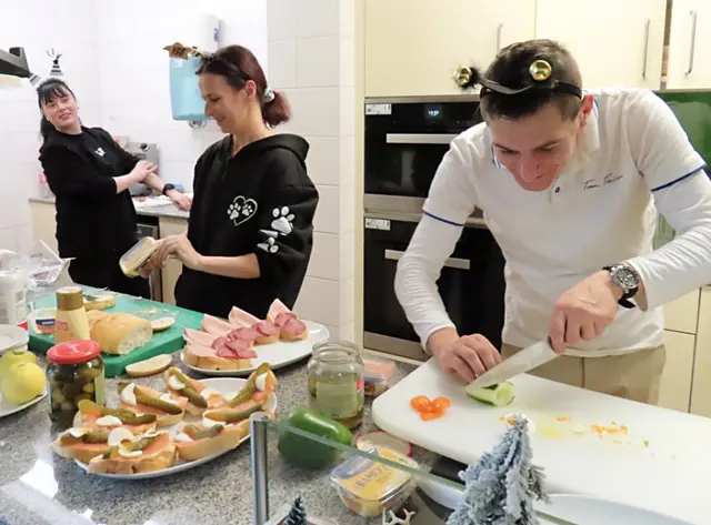 Die Mitarbeiter und Mitarbeiterinnen bereiteten eifrig Brötchen fürs Fest vor. | Foto: Marienhof Wohngemeinschaften GmbH
