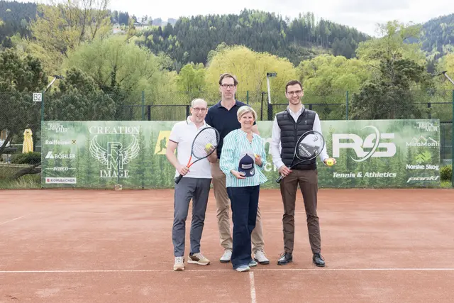 STTV-Präsidentin Barbara Muhr, flankiert von STTV-Vorstand Christian Mayer sowie Thomas Holzgruber und Christian Herbst vom ESV Bruck. | Foto: ESV Bruck