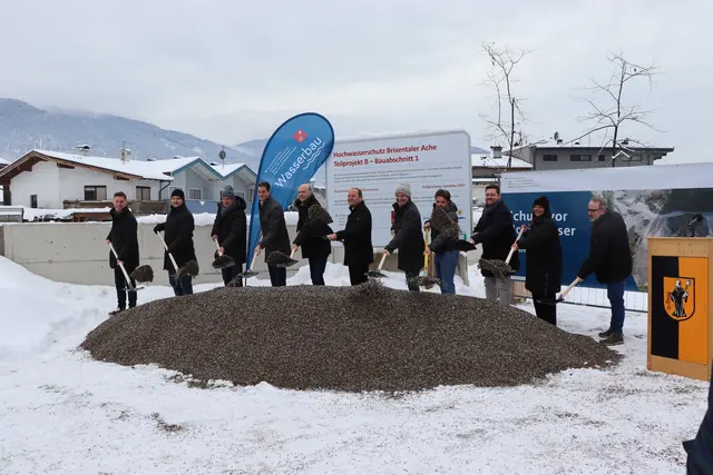 Startschuss für Hochwasserschutzprojekt: Markus Federspiel, Bgm. Roman Thaler, Bgm. Paul Sieberer, Bgm. Michael Riedhart, Heinz Stiefelmeyer, LHStv Josef Geisler, Bgm. Andreas Brugger, Obmann Christian Sandbichler, Bgm. Rene Schwaiger, Bgmin Sandra Madreiter-Kreuzer und Vize-Bgm. Wilfried Ellinger (v.l.). | Foto: Christiane Nimpf