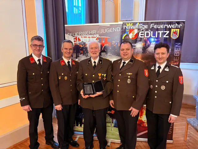 Ehrengabe für Feuerwehrarzt Sepp Wilscher zum 80. Geburtstag. | Foto: Patrik Lechner