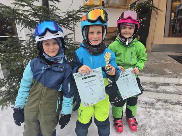 Teilnehmerin und Teilnehmer mit Urkunde | Foto: Skibezirk 7