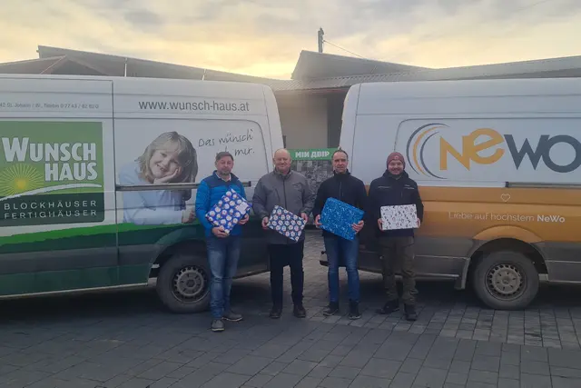 Mit Bussen der Firmen Wunsch-Haus und Newo transportieren die freiwilligen Helfer die Pakete in die Ukraine. | Foto: Matthias Fürk