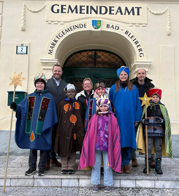Die Sternsinger vorm Gemeindeamt  | Foto: Marktgemeinde Bad Bleiberg