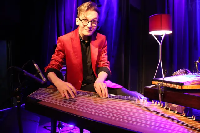 Improvisationen auf der elektrischen Zither stellte Fabian Schumann vor.