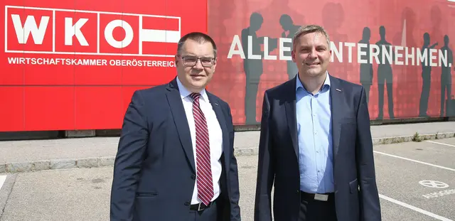 Josef Renner, Bezirksstellenleiter der WKO Vöcklabruck, und Stephan Preishuber, Obmann der WKO Vöcklabruck (v.l.). | Foto: Wellfilm/Joachim Mühlegger